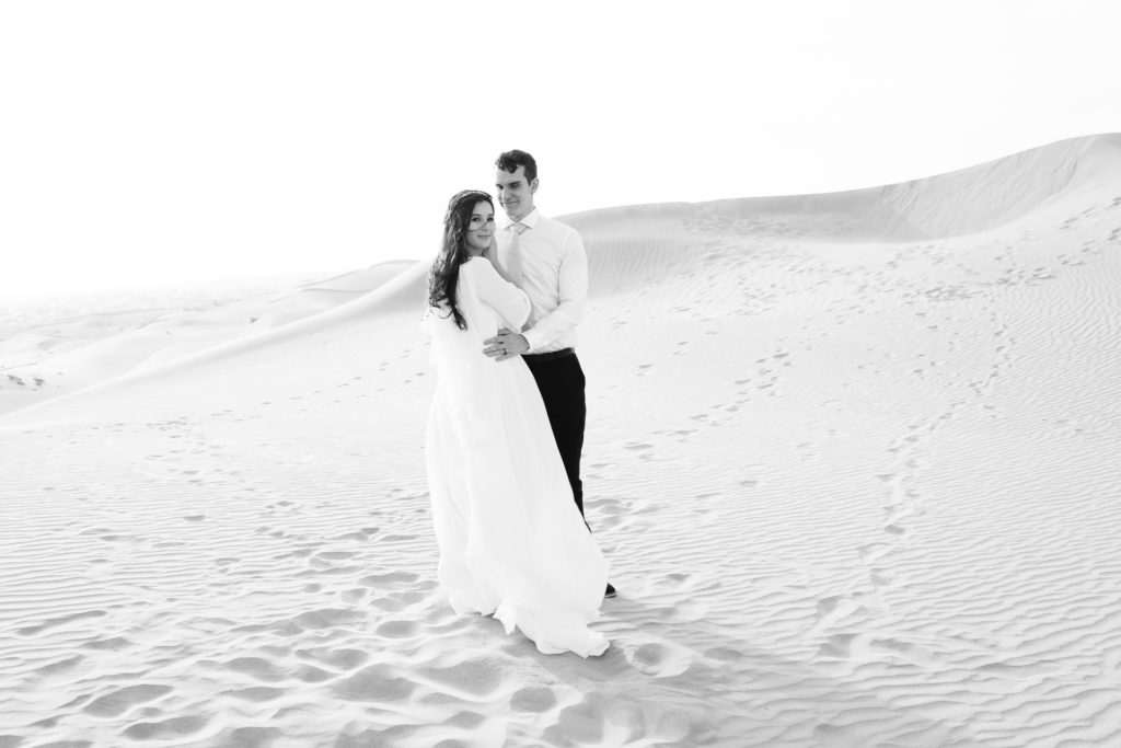 bride and groom photos at glamis sand dunes in black and white