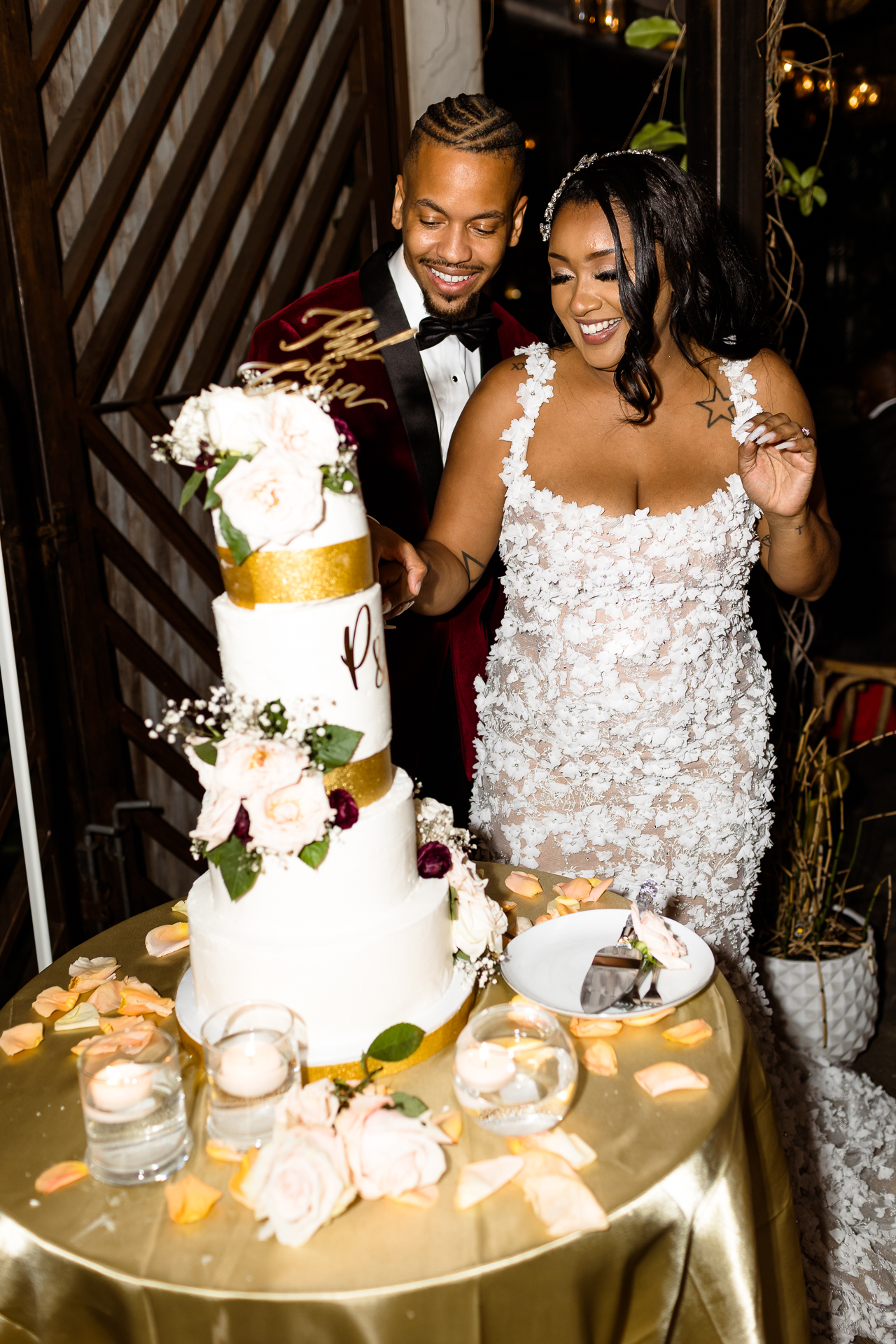cake cutting, madera kitchen wedding photos